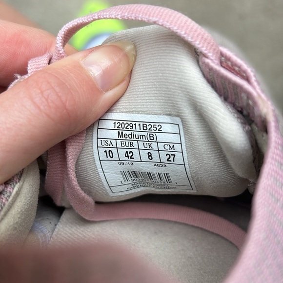 NWOT Brooks Levitate 2 Limited Edition Le Pink Running Shoes size 10 - Picture 2 of 8